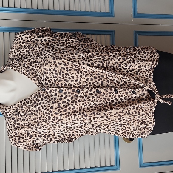 Torrid Leopard Print Button-Up Tie Front Blouse - Picture 2 of 11